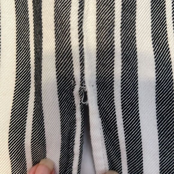 Sanctuary szM Striped Black & White Sleeveless button tie front longer back EUC - Picture 6 of 9